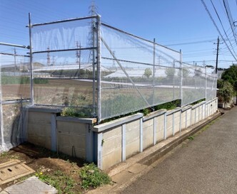 写真：防風・盗難防止柵