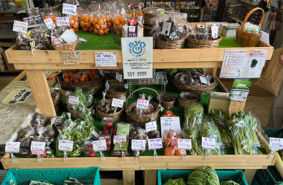 写真：地元農家さんの直送野菜が並んでいる様子